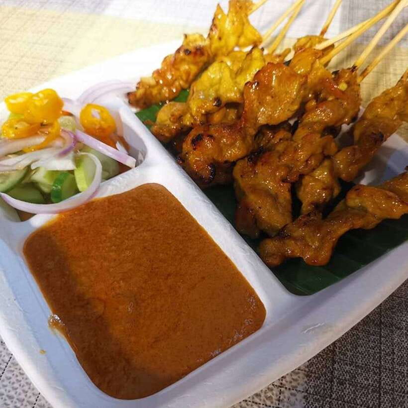 Bangkok: Street Food Tasting Tour at Night - The guide makes the difference