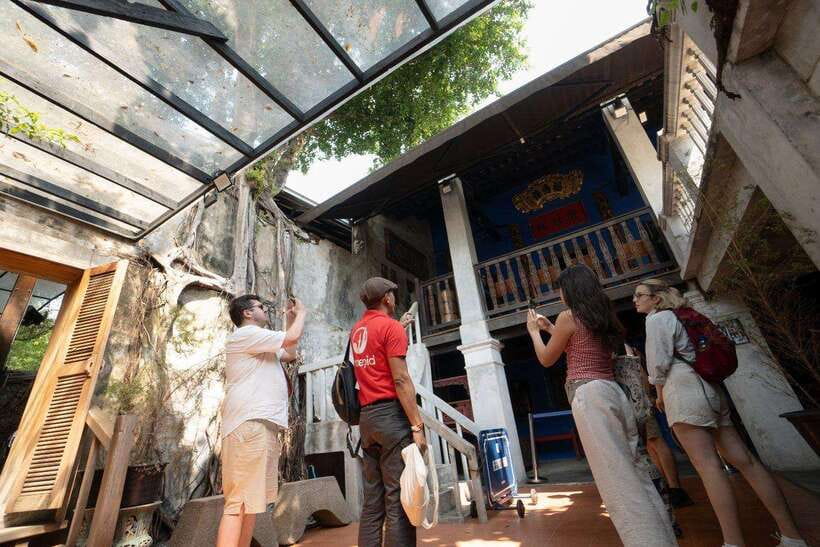 Bangkok: Talad Noi Hidden Gems & Street Food Adventure - The first food stops: turnip cake and chwee kueh