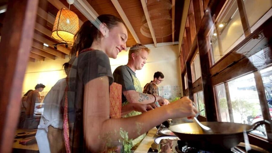Bangkok: Thai Cooking Class With 4 Dishes & Thai Drink - The tuk-tuk ride to the cooking studio