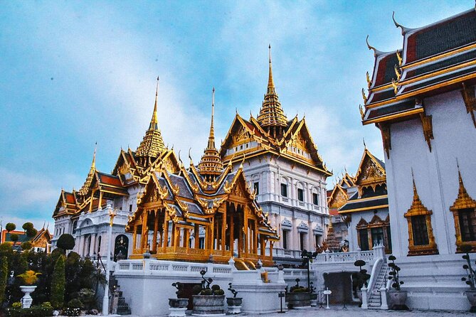 Bangkok: The Grand Palace, Wat Pho, and Wat Arun Walking Tour - What the guides add to the experience