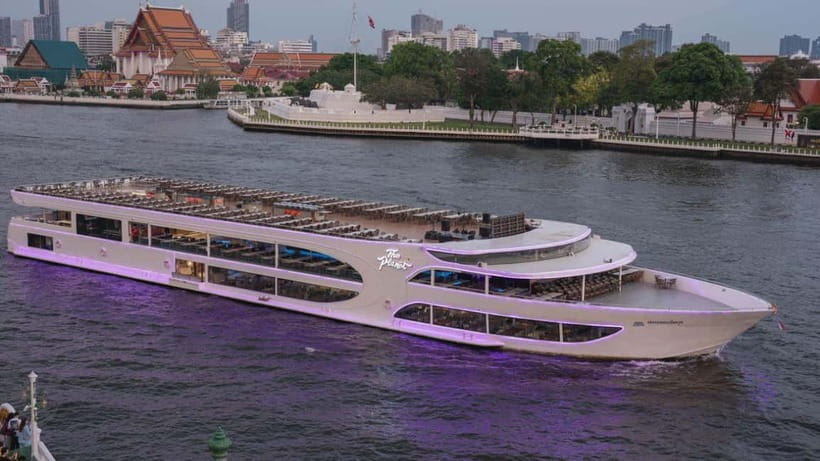 Bangkok: The Planet Chao Phraya River Dinner Cruise - The Grand Palace and Wat Phra Kaew after dark