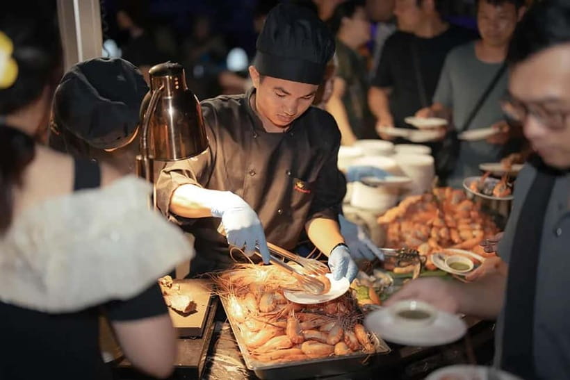 Bangkok:The Planet Sunset&Dinner Cruise on Chao Phraya River - Live music, Thai dance, and a party atmosphere