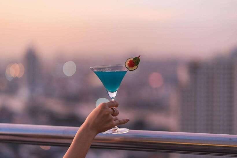 Bangkok: ThreeSixty Rooftop Bar at Millennium Hilton - What happens during the 90 minutes