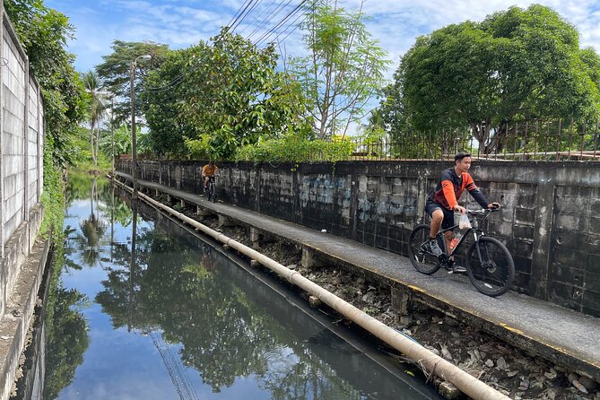 Bangkok Tour by Boat and Bike - Choosing a kayak or canoe on the canals