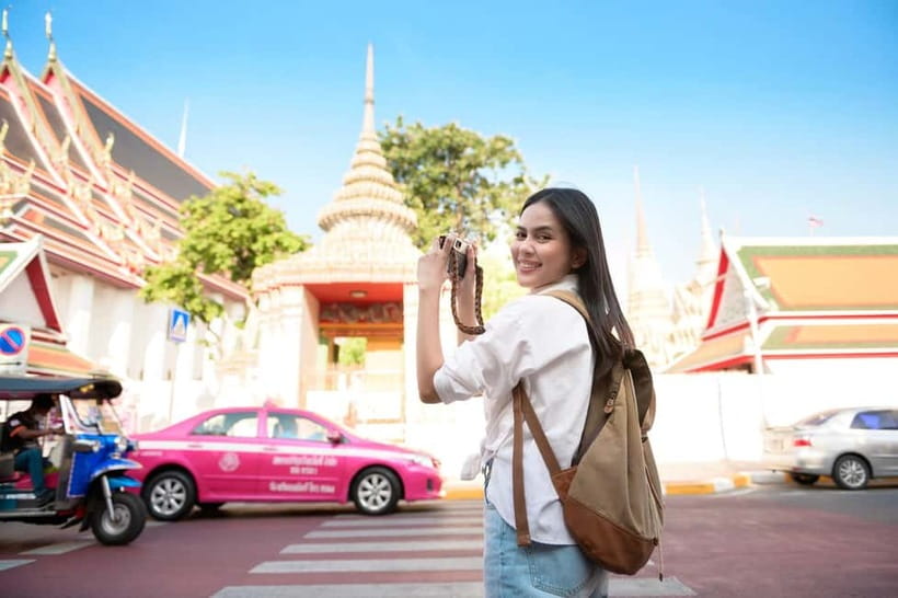 Bangkok Tuk-Tuk City Sightseeing Tour - Folding a lotus at Pak Khlong Talat Flower Market