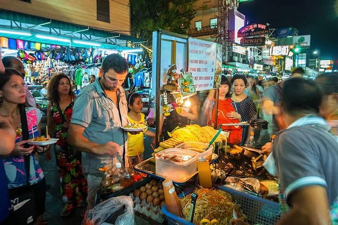 Bangkok Tuk Tuk Tour - Hotel-pickup & Dinner - Seeing Bangkok landmarks from the tuk tuk