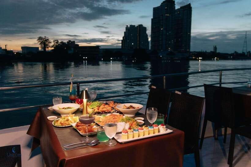 Bangkok: Unicorn Chao Phraya River Dinner Cruise - Sailing past Bangkok’s illuminated landmarks