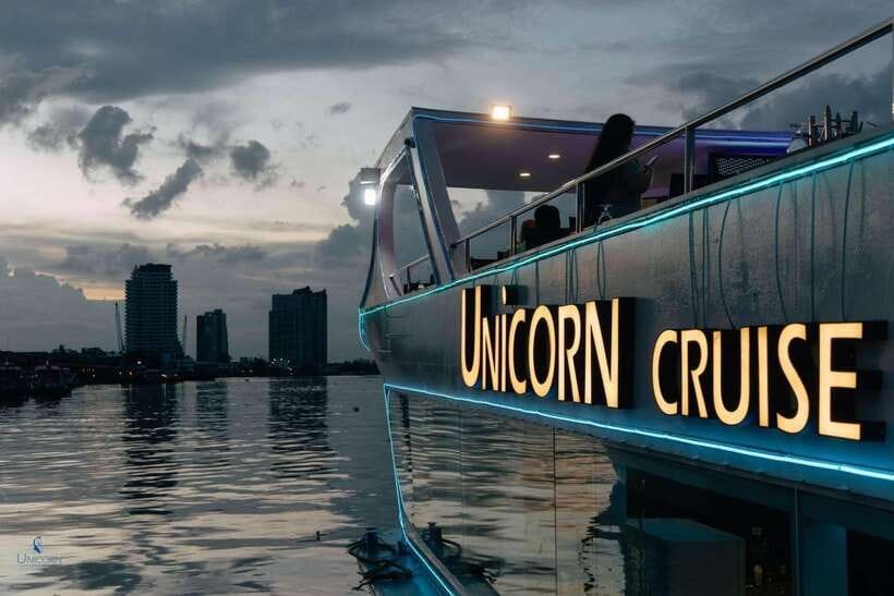 Bangkok: Unicorn Chao Phraya River Dinner Cruise - Getting the best views during the two hours