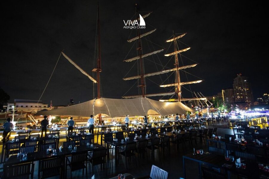 Bangkok: Viva Alangka Chao Phraya Dinner Cruise - Upper deck, rain, and seating strategy