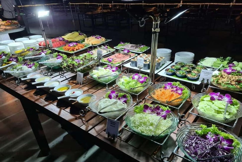 Bangkok: White Orchid Chao Phraya Cruise Free Flow Beer - How crowded and touristy does it feel?