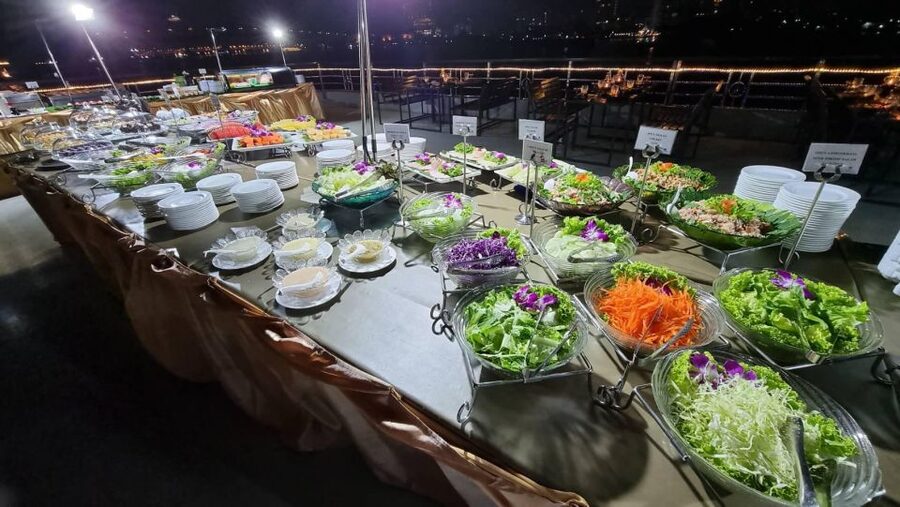Bangkok: White Orchid Chao Phraya Dinner Cruise - How to get the best views and photographs
