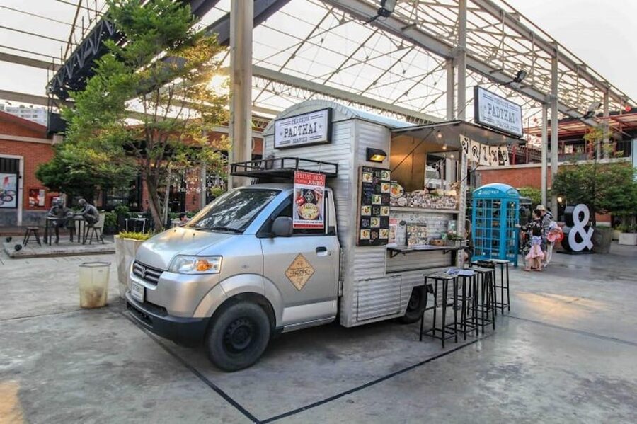 Bangkok with a Private Car and Driver Customizable Tours - The 4-hour route: riverfront, Wat Rakhangkositaram, and Old Town