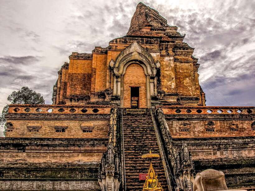 Chiang Mai: 3 Hour Old City and Temples Guided Walking Tour - Wat Chedi Luang and the great Lanna stupa
