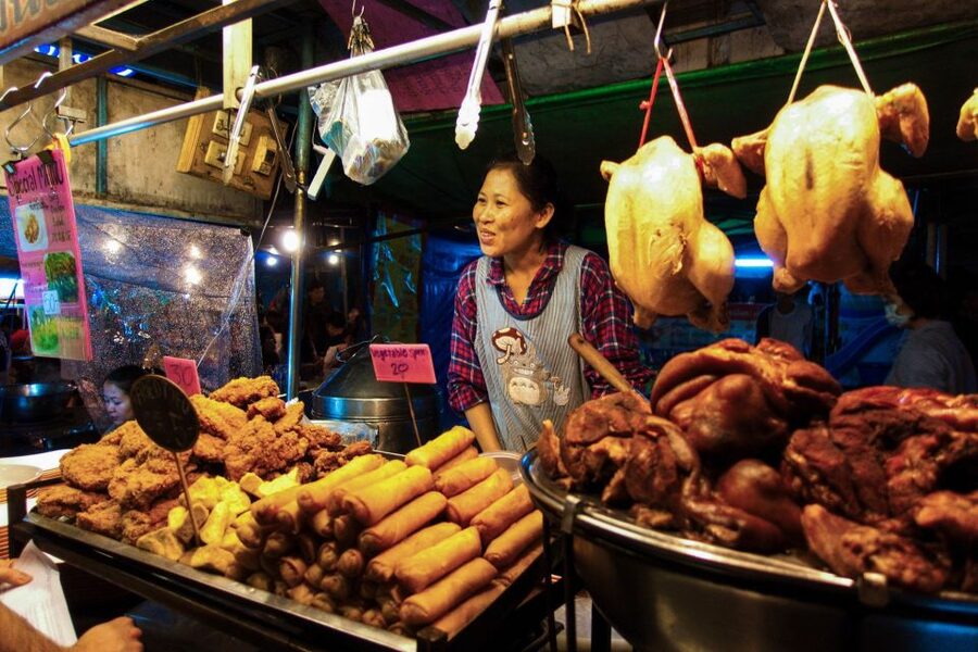 Chiang Mai: Chiang Mai Bar Hopping Guided Night Tour - Meeting at Wat Lok Moli