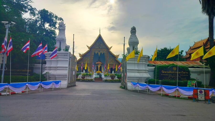Chiang Mai: Chiang Mai Old City Twilight Walking Tour - Walking, Weather, and Temple Etiquette