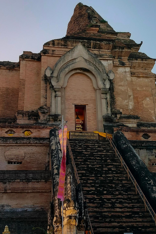 Chiang Mai: Chiang Mai Old City Twilight Walking Tour - How This Tour Compares With Going Alone