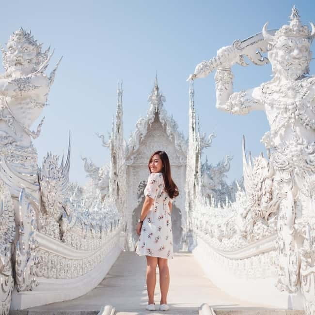 Chiang Mai: Chiang Rai Famous Temples & Hot Springs Day Trip - Lunch at Lanmanee Food Court