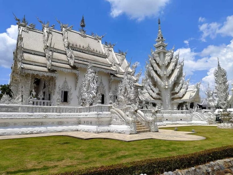 Chiang Mai: Chiang Rai Red, White, and Blue Temples day tour - What the guide and van experience mean for you