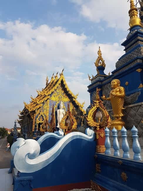Chiang Mai: Chiang Rai Temples and Long-Neck Karen Village - The van, group size, and pace
