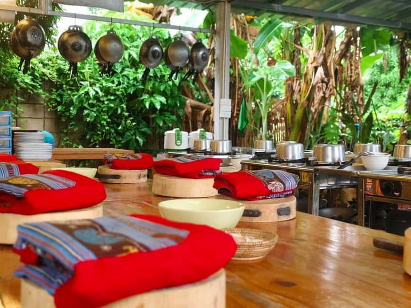 Chiang Mai: Cooking Class, Market & Thai Herbs Garden Tour - Eating in the garden