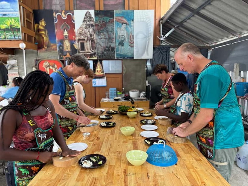 Chiang Mai: Cooking Class with Market and Pickup - What you actually eat during the 210 minutes