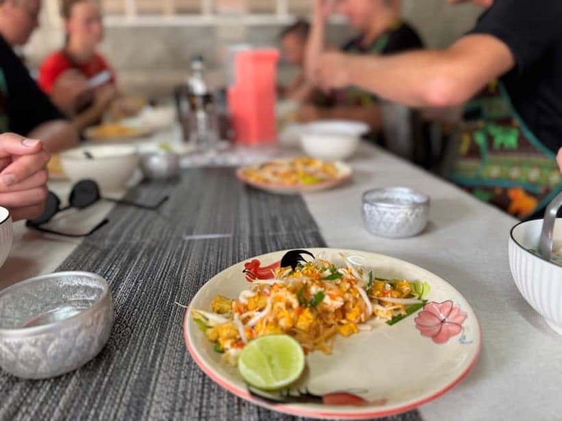Chiang Mai: Cooking Class with Market and Pickup - The guides make the difference