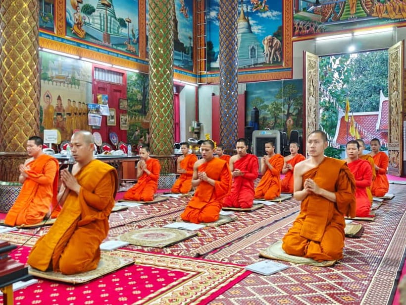 Chiang Mai: Evening Chanting & Meditation - Listening to the monks chant for 40 to 50 minutes
