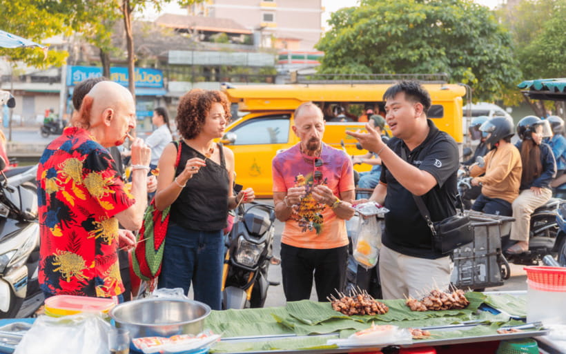Chiang Mai: Evening Sightseeing and Local Food Guided Tour - Wat Ket Karam across the Ping River