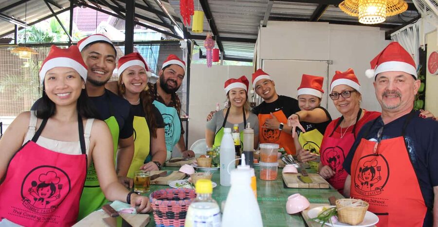 Chiang Mai: Half Day Evening Cooking Class with Market Tour - Pounding curry paste the traditional way
