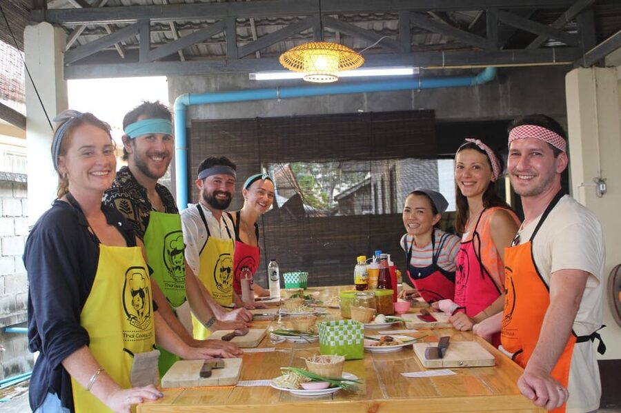 Chiang Mai: Half Day Morning Cooking Class with Market Tour - A small group with room for shared tasting