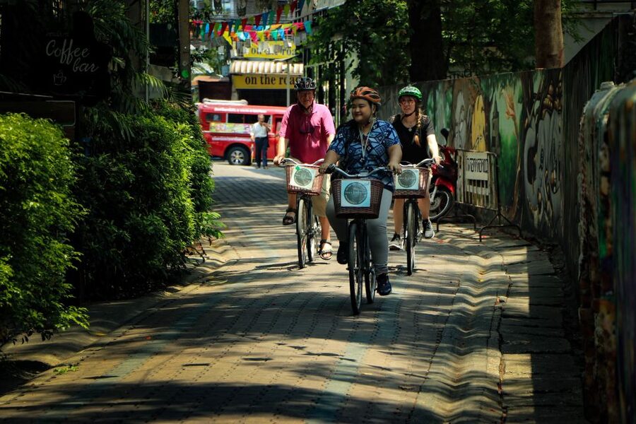 Chiang Mai: Half-Day Old Town Cycling Tour - Quiet temples away from the main circuit