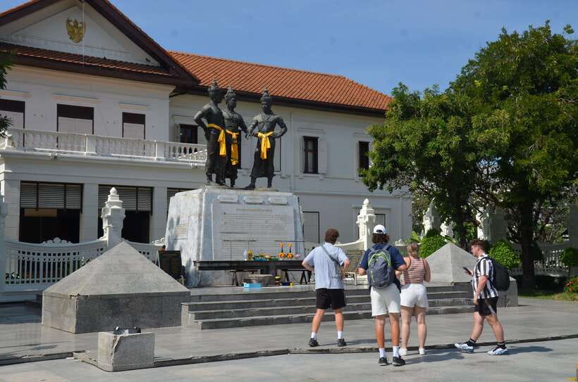 Chiang Mai: Historic Temples and City Guided Walking Tour - Wat Phan Tao, a quiet lesson in teak