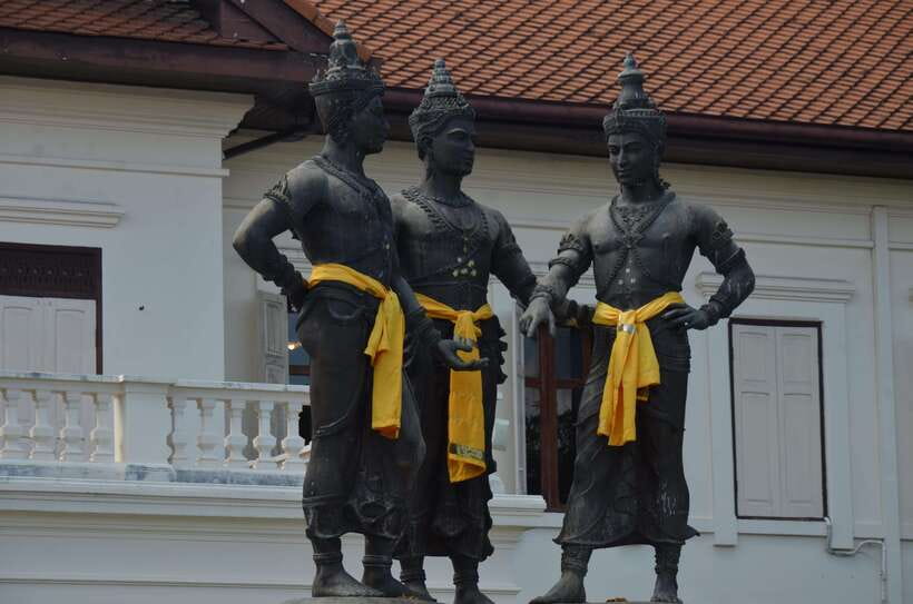 Chiang Mai: Historic Temples and City Guided Walking Tour - What the guides add to the temples