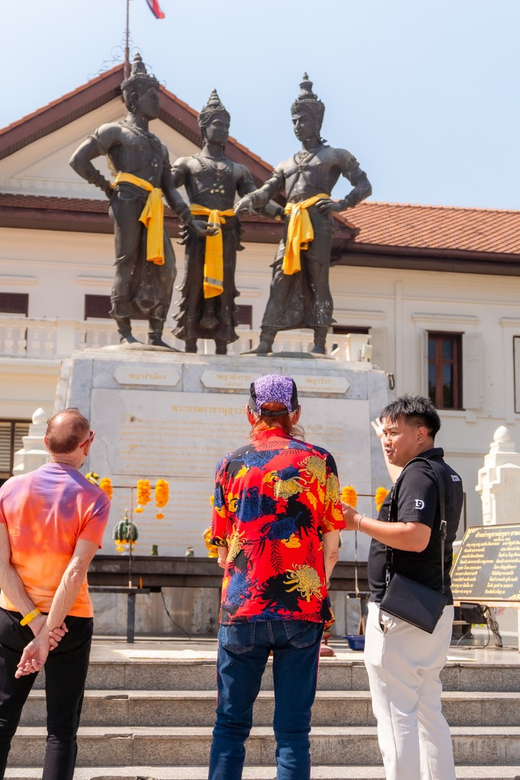 Chiang Mai: Historical and Culture Exploration Walking Tour - Wat Phra Singh and the details worth slowing down for