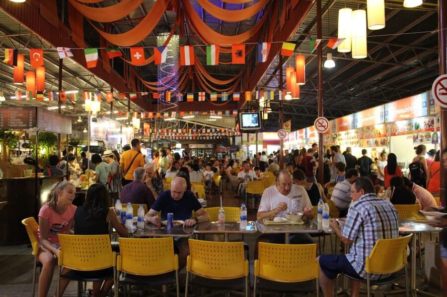 Chiang Mai: Kalare Night Bazaar Boxing Stadium Muay Thai - Arriving among the market stalls
