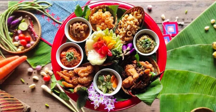 Chiang Mai: Khantoke Dinner with Traditional Performance - A garden or Lanna-style setting