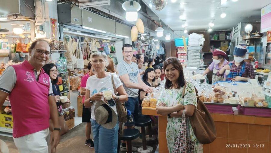 Chiang Mai: Local Food and Markets Guided Walking Tour - Ton Lamyai Flower Market brings color between courses