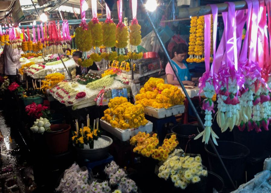 Chiang Mai: Local Food and Markets Guided Walking Tour - Mango sticky rice gives you a sweet market break