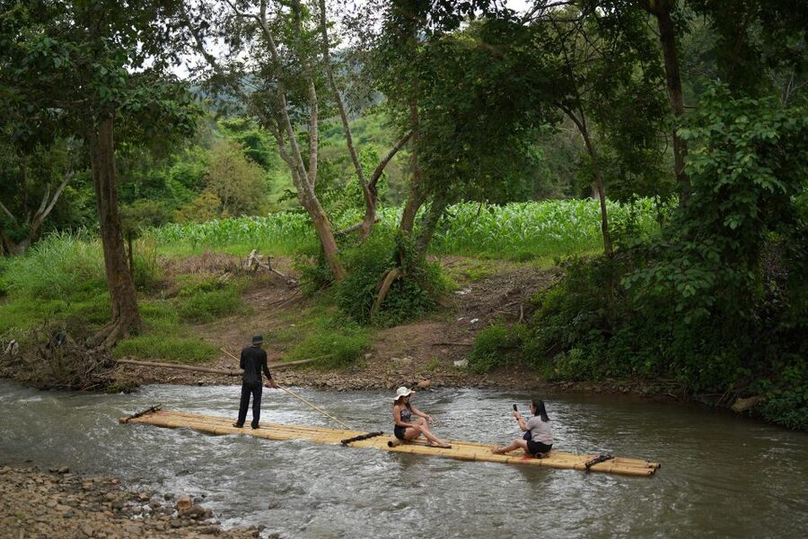 Chiang Mai: National Elephant Care, Rafting, & Ziplines Trip - Lunch beside the river