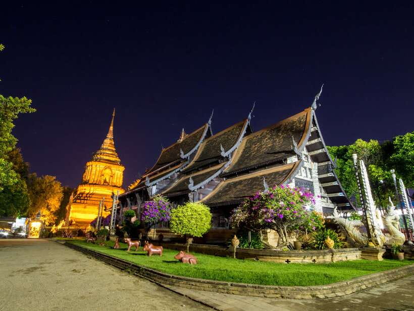 Chiang Mai: Private Historic Old City Bike Tour - Night - Wat Chedi Luang After Dark