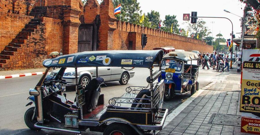 Chiang Mai: Private Tuk Tuk Tour of City Temples With Pickup - Three Kings Monument and Chiang Mai’s founding story