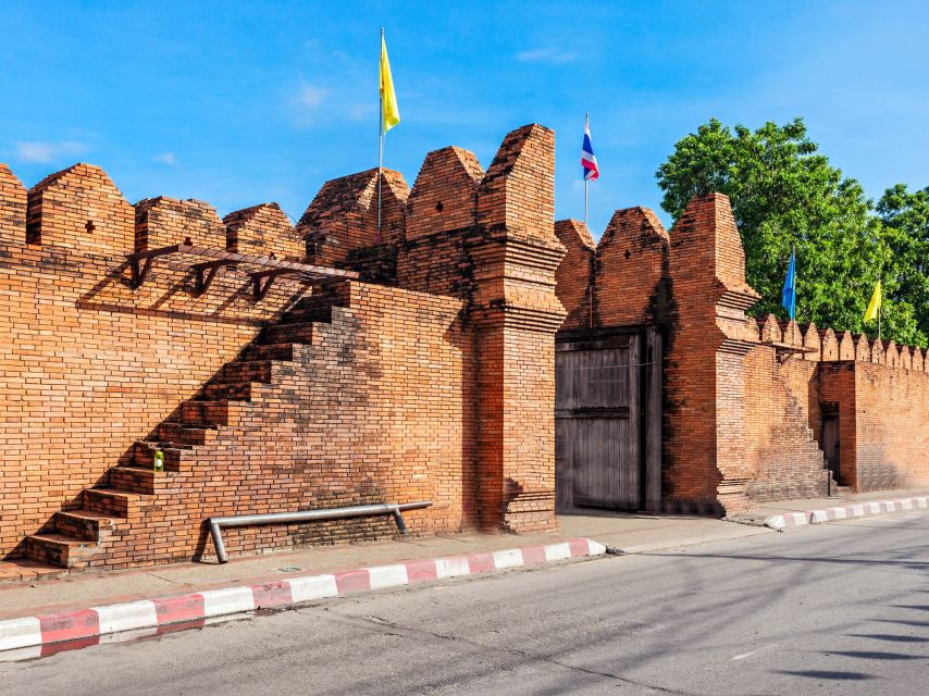 Chiang Mai: Private Tuk Tuk Tour of City Temples With Pickup - Wat Chedi Luang and the memory of the Emerald Buddha
