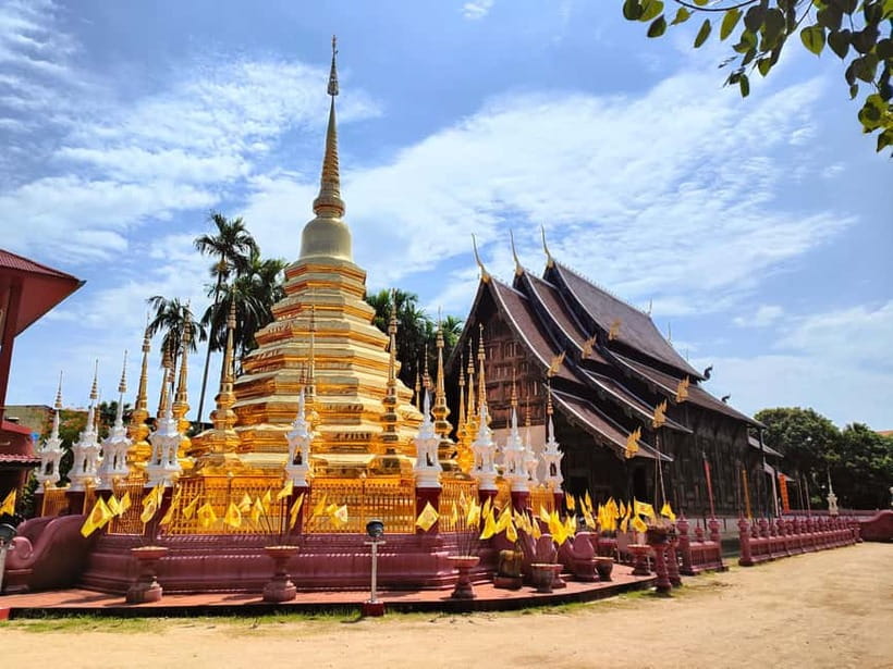 Chiang Mai: Temple And City Walking Tour Part I - The woodwork and murals of Wat Phan Tao
