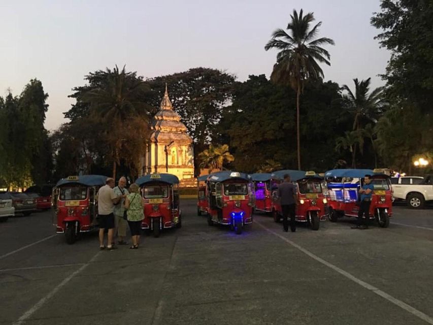 Chiang Mai: Temples and Street Food Night Tour by Tuk Tuk - Mueang Mai and Warorot markets after dark