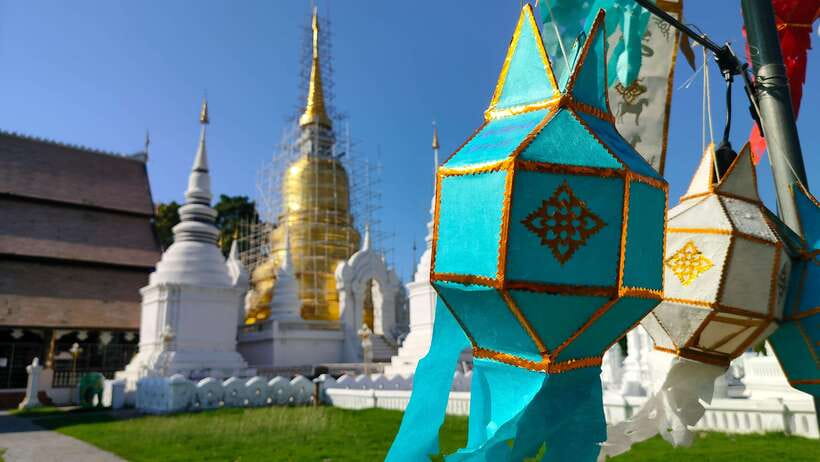 Chiang Mai: Tuk-Tuk Evening Tour with Temples & Street Foods - Chang Phuak Gate Night Market and the first food stop