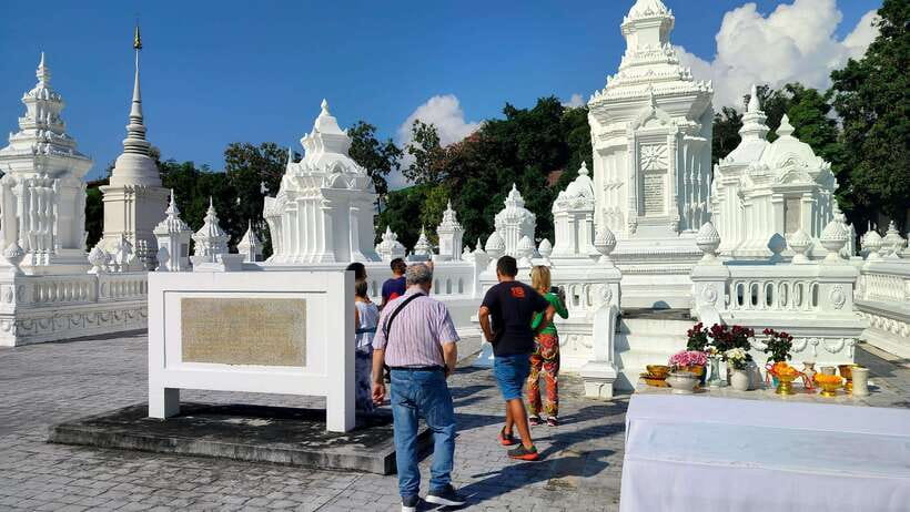 Chiang Mai: Tuk-Tuk Evening Tour with Temples & Street Foods - What the $64 price includes
