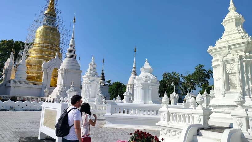 Chiang Mai: Tuk-Tuk Evening Tour with Temples & Street Foods - The guide can make or break the evening