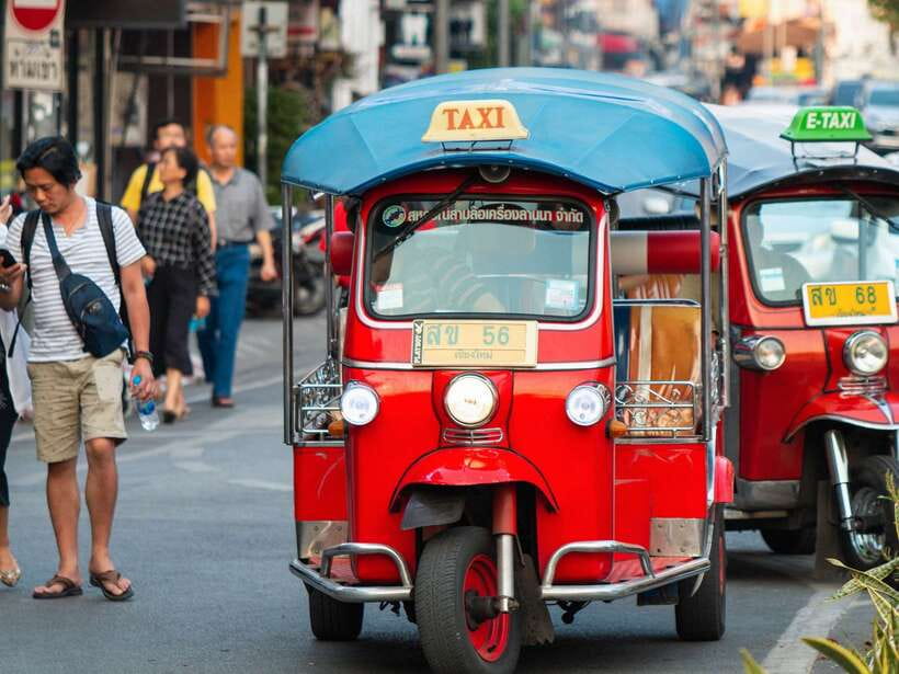 Chiang Mai: Tuk-Tuk Evening Tour with Temples & Street Foods - The 45-minute tuk-tuk ride through the Old City