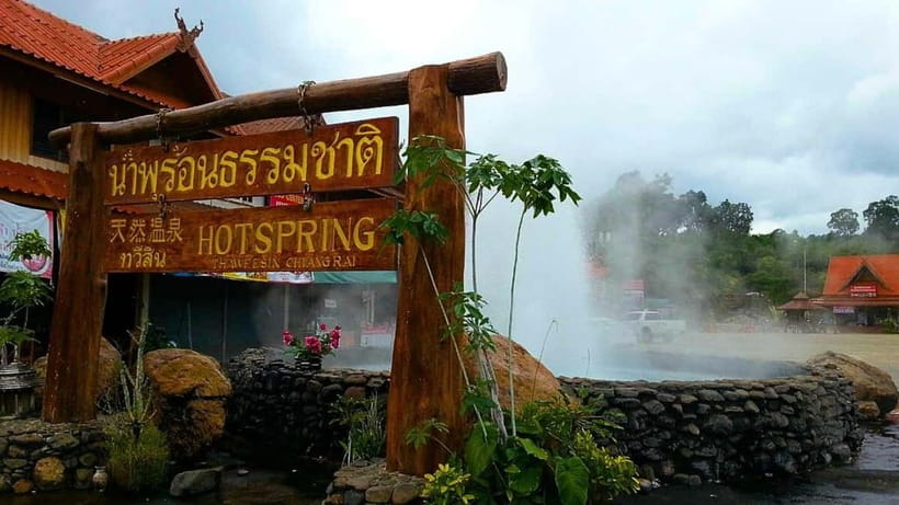 Chiang Mai: White and Blue Temples and Lalita Cafe - Thai lunch between the two temples