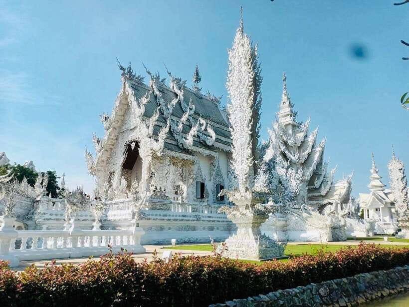 Chiang Rai: Excursion White, Blue,Red Temples & Lalitta Café - Temple etiquette and comfort tips